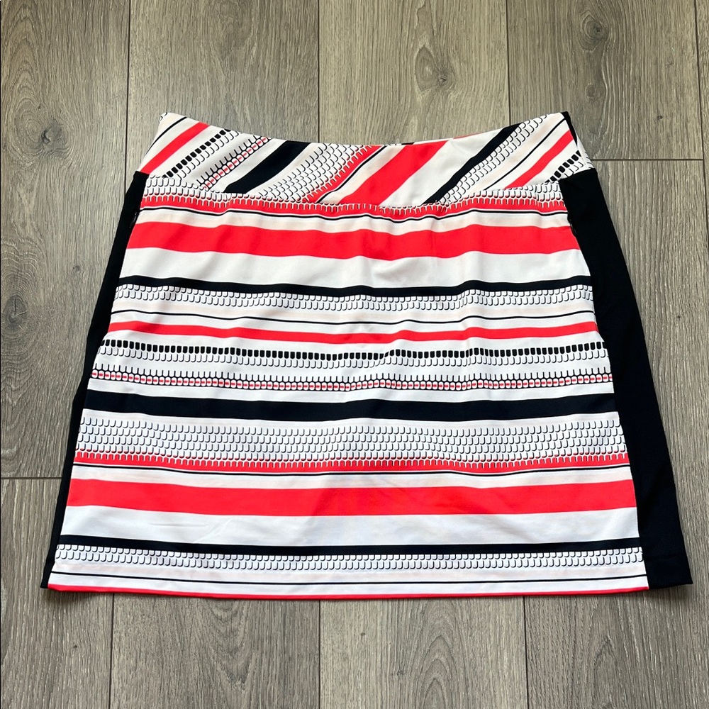 Tail, Sz M, white, black,(orange) red, golf skort. Pockets, activewear.